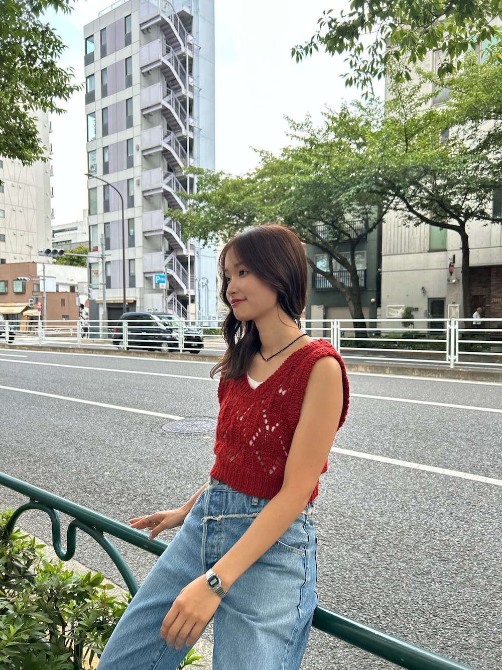 ブルー系のデニムパンツ、ゴールド系のバレエシューズ、オレンジ系のワンピースを着用したレディースの夏コーディネートの5枚目の写真