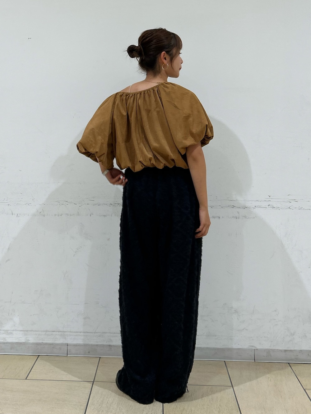 イエロー系のシャツ/ブラウス、ブラック系のその他パンツ、ホワイト系のキャミソールを着用したレディースの夏コーディネートの5枚目の写真