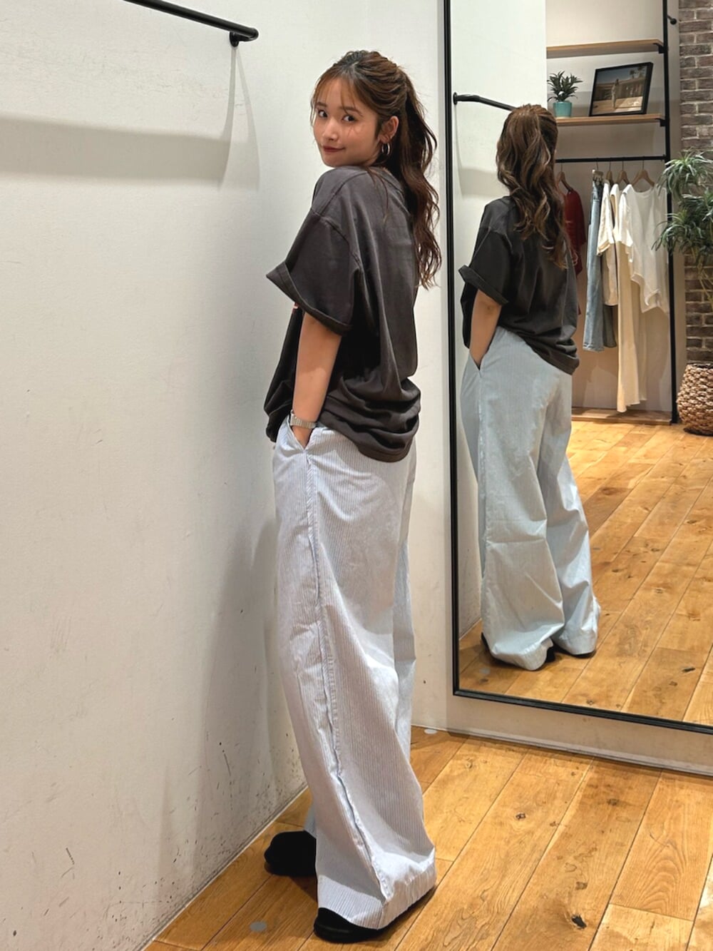 グレー系のTシャツ/カットソー、ブルー系のその他パンツを着用したレディースの春コーディネートの4枚目の写真