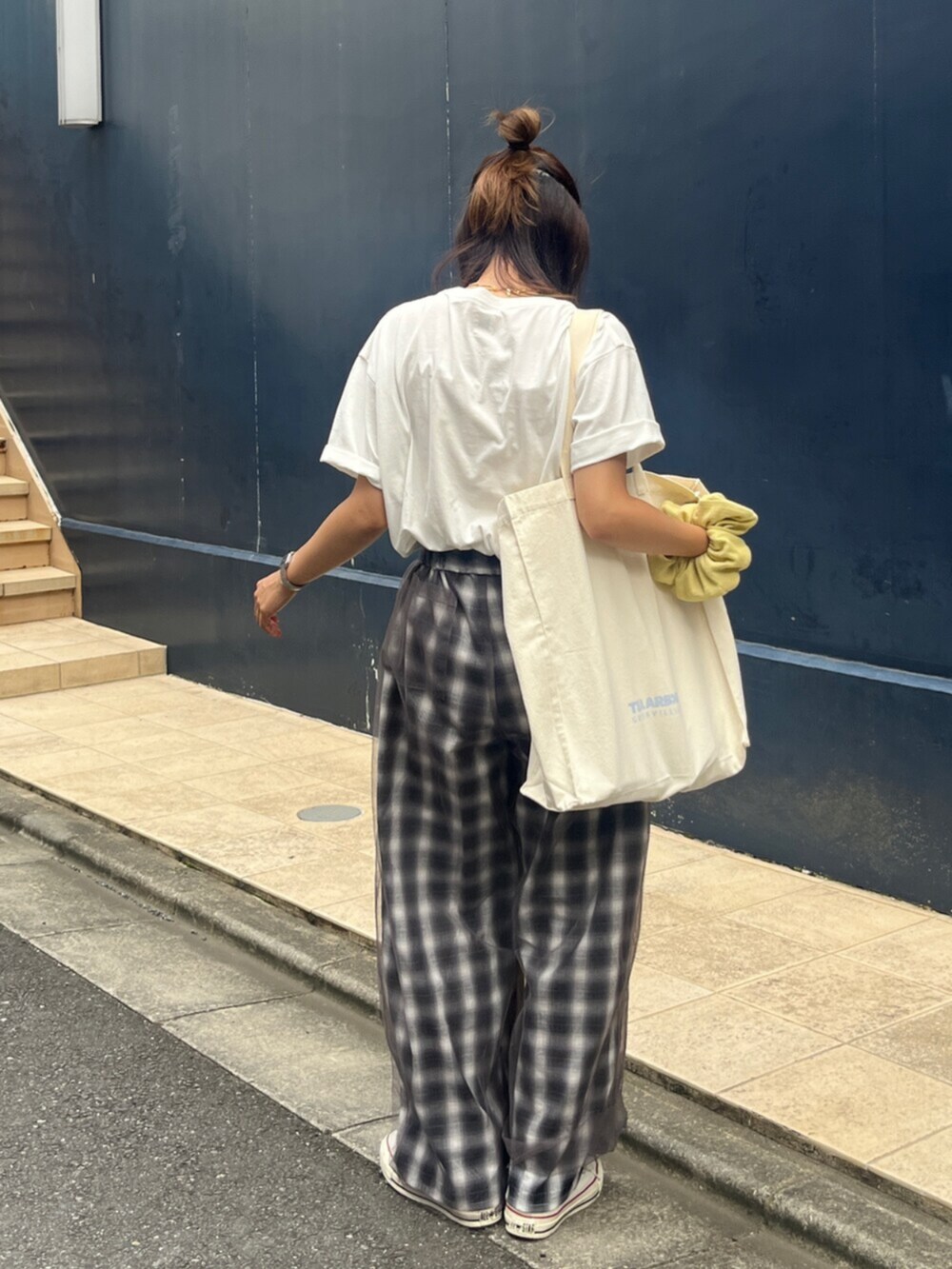 その他のその他パンツ、ホワイト系のTシャツ/カットソー、ホワイト系のトートバッグを着用したレディースの夏コーディネートの3枚目の写真