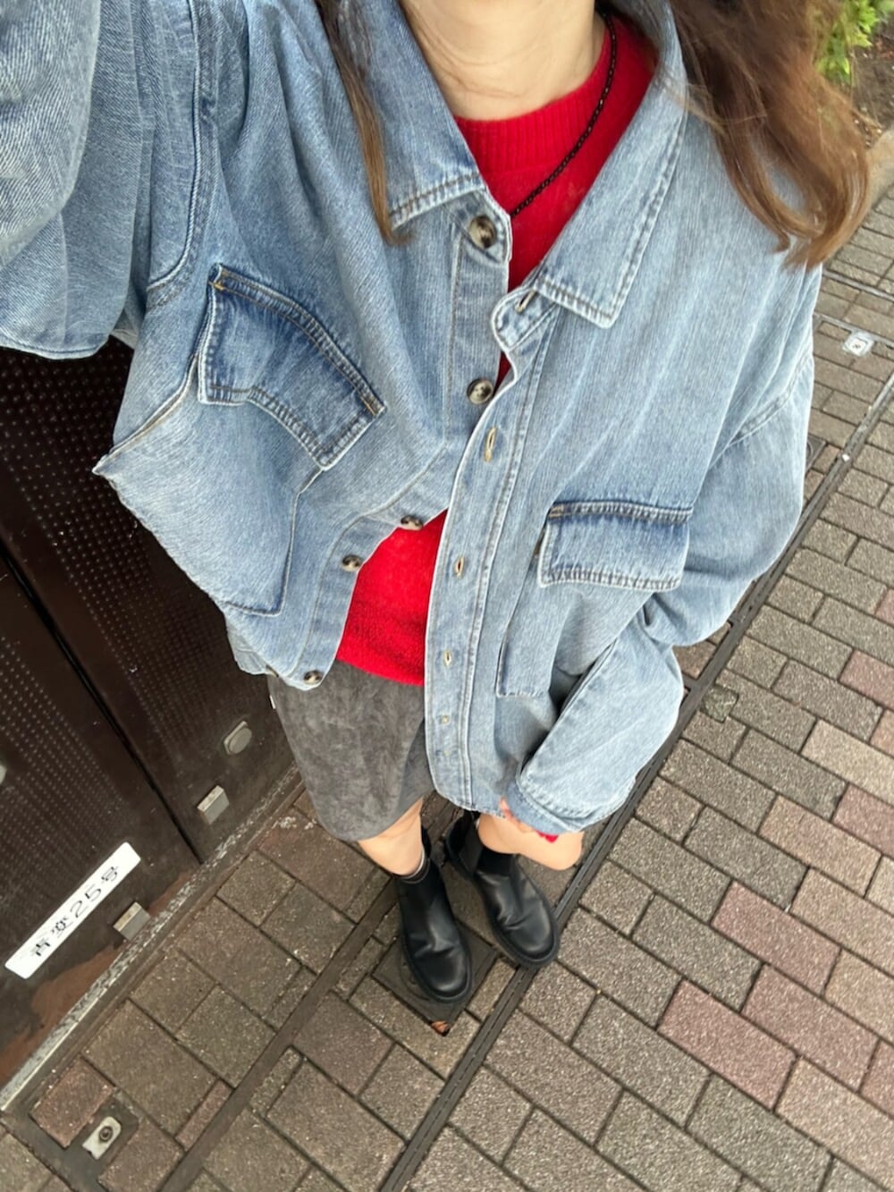 ブルー系のシャツ/ブラウス、レッド系のニット/セーター、グレー系のスカートを着用したレディースの秋コーディネートの10枚目の写真