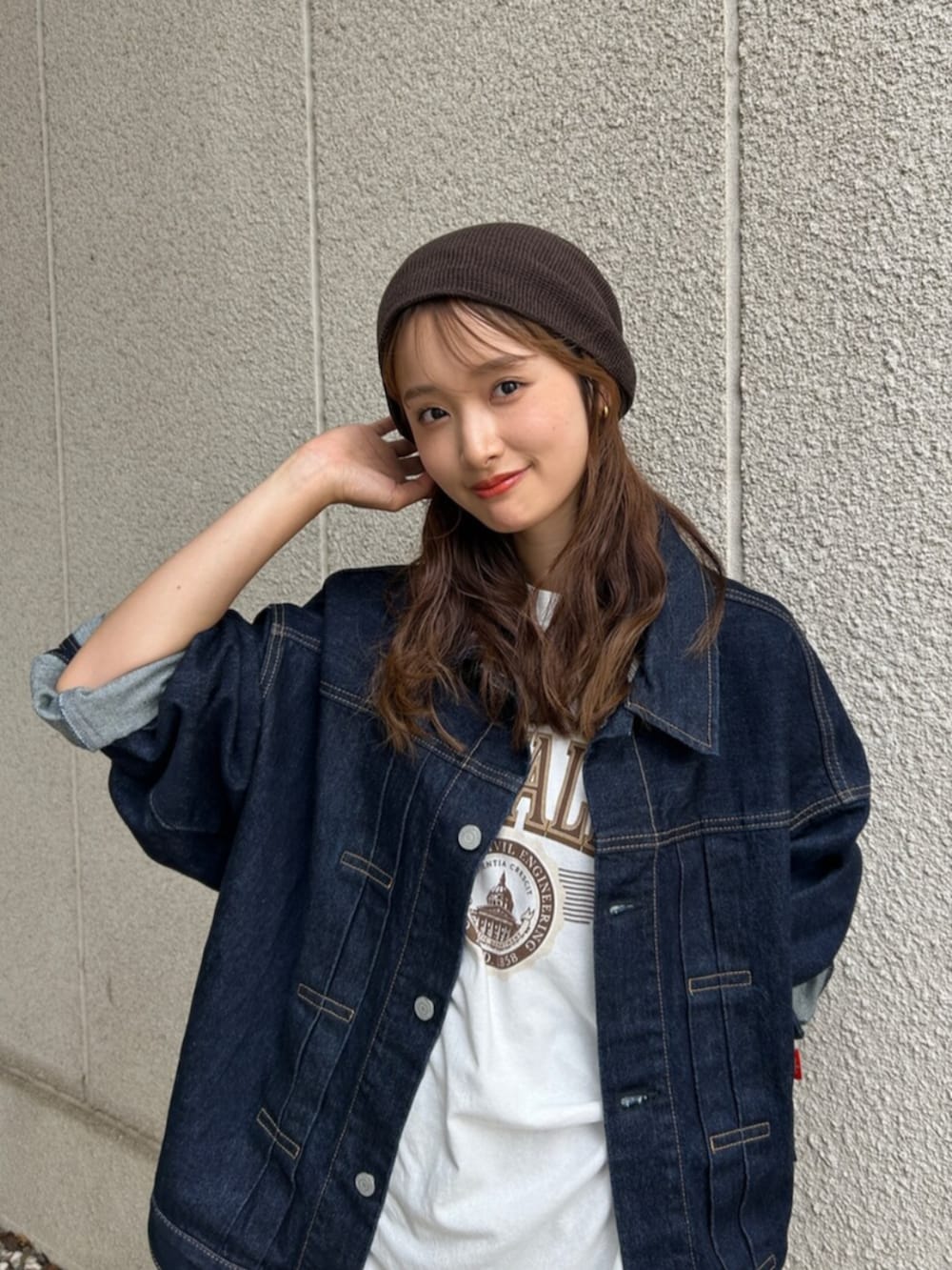ブラウン系のスカート、ブルー系のデニムジャケット、ホワイト系のTシャツ/カットソーを着用したレディースの夏コーディネートの6枚目の写真