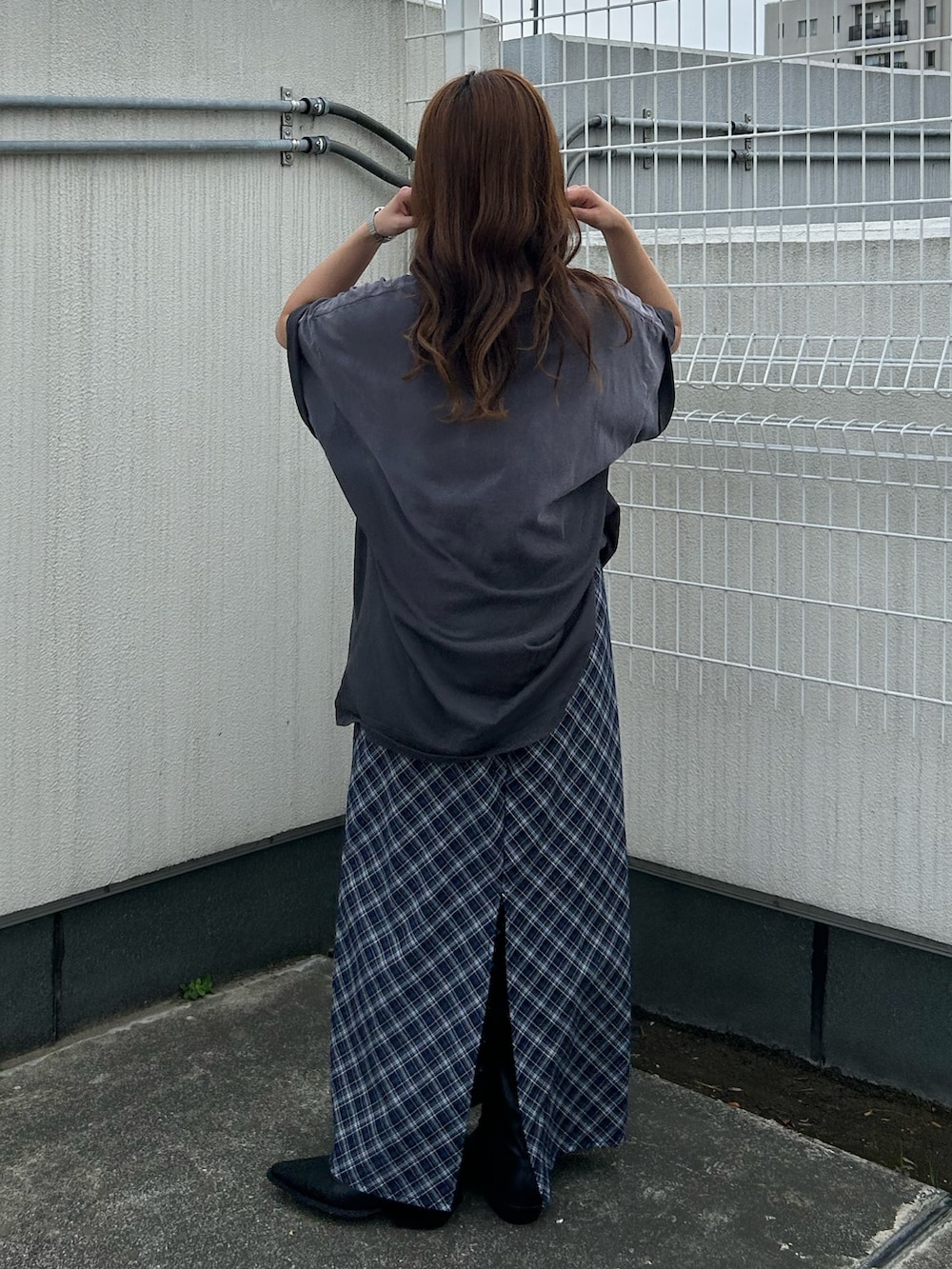 グレー系のTシャツ/カットソー、ブルー系のスカート、ブラック系のブーツを着用したレディースの春コーディネートの7枚目の写真