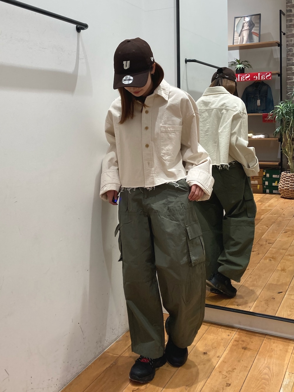 グリーン系のその他パンツ、ブラック系のスニーカー、ホワイト系のシャツ/ブラウスを着用したレディースの冬コーディネートの2枚目の写真