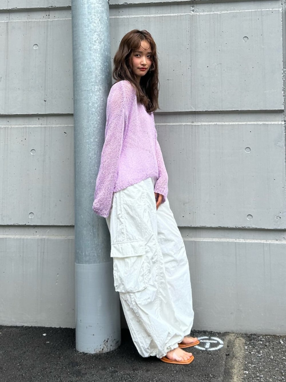 その他のサンダル、ホワイト系のその他パンツ、パープル系のニット/セーターを着用したレディースの夏コーディネートの5枚目の写真