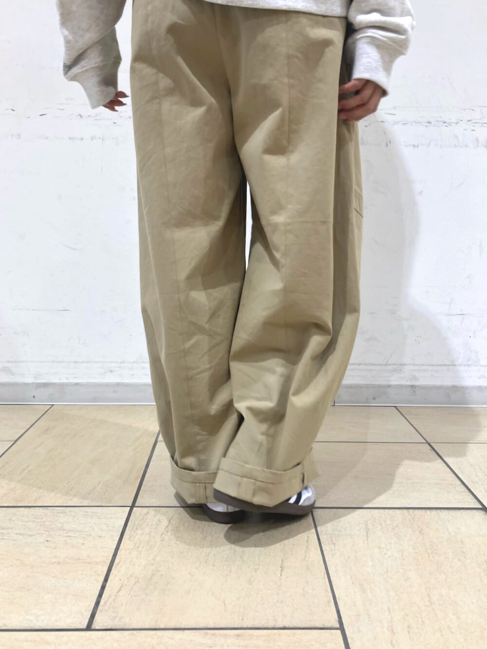 ベージュ系のチノパンツ、グレー系のパーカーを着用したレディースの冬コーディネートの6枚目の写真