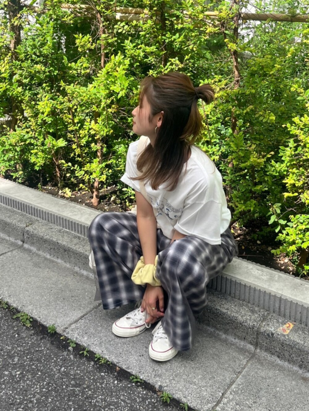 その他のその他パンツ、ホワイト系のTシャツ/カットソー、ホワイト系のトートバッグを着用したレディースの夏コーディネートの7枚目の写真