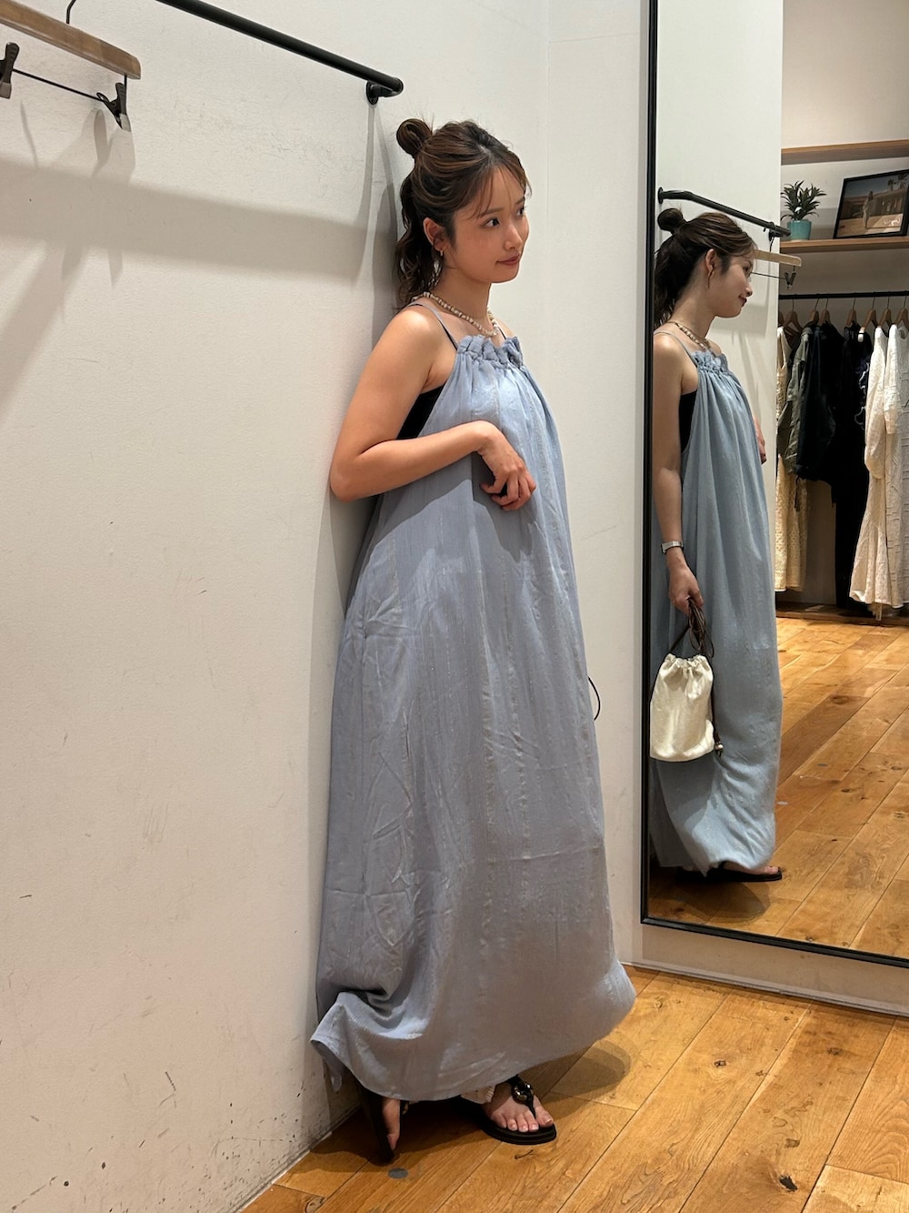 ブルー系のワンピース、ホワイト系のその他パンツ、その他のネックレスを着用したレディースの夏コーディネートの6枚目の写真