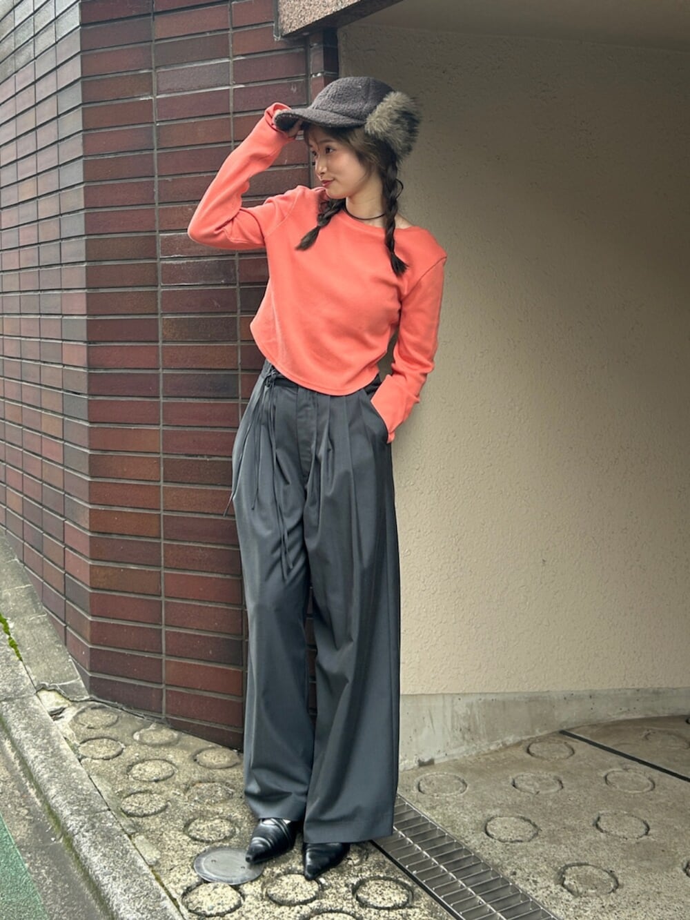 グレー系のその他パンツ、ブラック系のパンプス、ピンク系のTシャツ/カットソーを着用したレディースの秋コーディネートの7枚目の写真