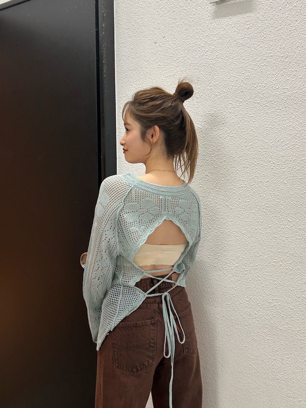 ブラウン系のデニムパンツ、ブルー系のニット/セーターを着用したレディースの春コーディネートの9枚目の写真