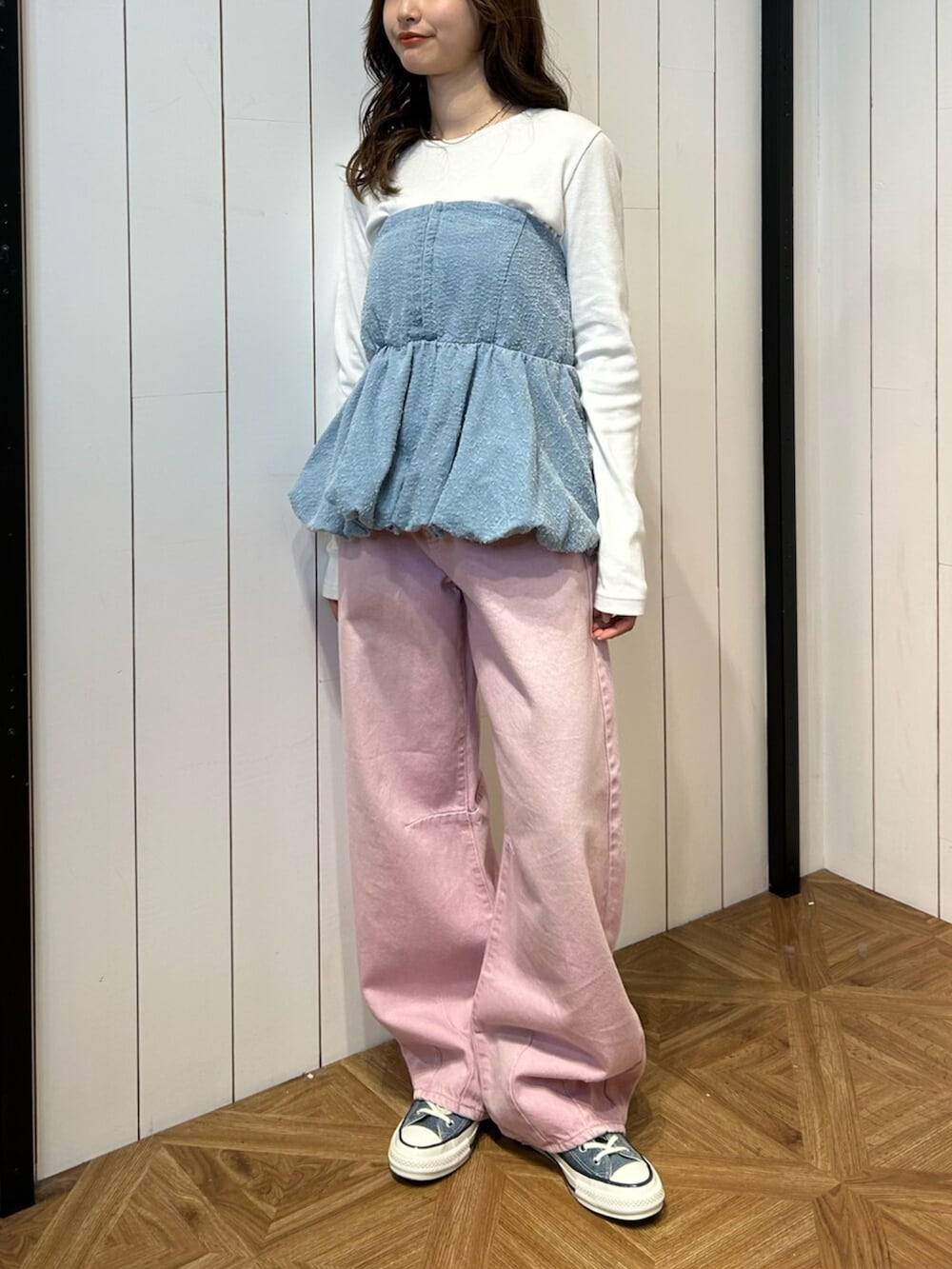 ブルー系のスニーカー、ホワイト系のTシャツ/カットソー、ピンク系のデニムパンツを着用したレディースの春コーディネートの4枚目の写真