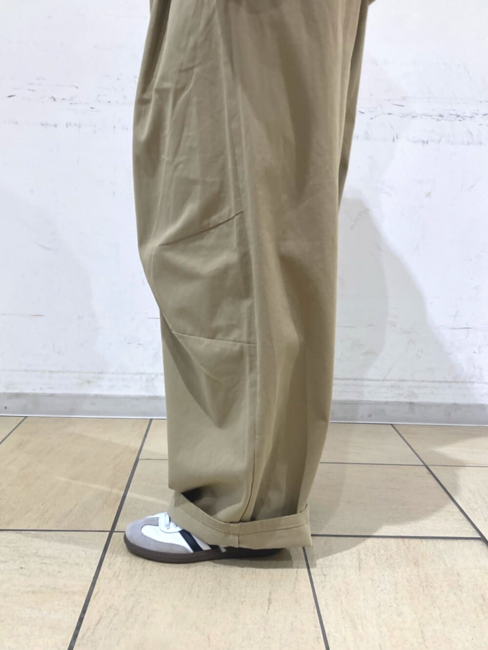 ベージュ系のチノパンツ、グレー系のパーカーを着用したレディースの冬コーディネートの8枚目の写真