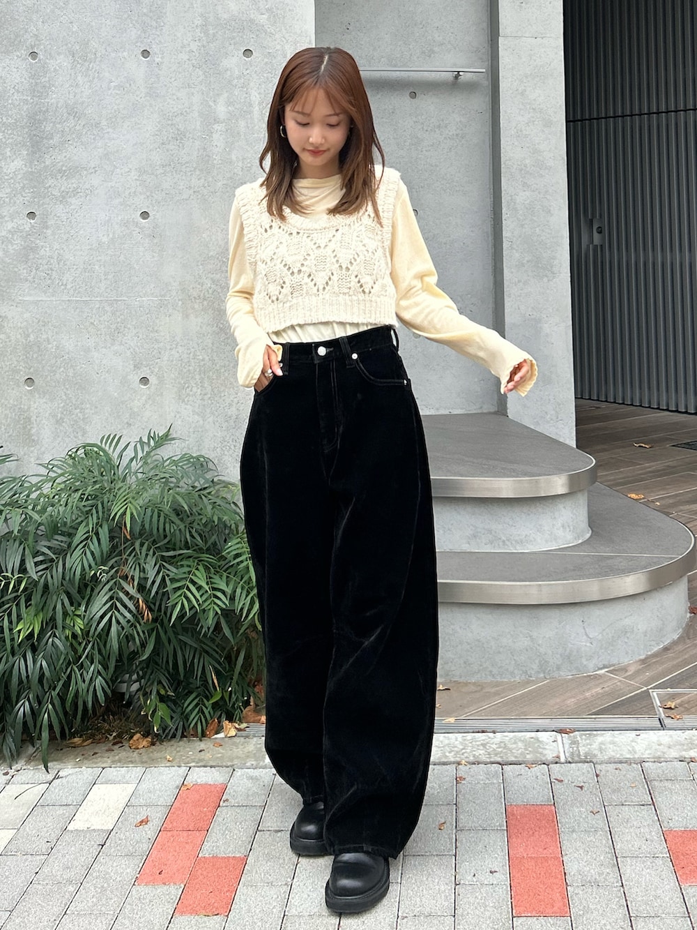 イエロー系のTシャツ/カットソー、ホワイト系のワンピース、ブラック系のデニムパンツを着用したレディースの秋コーディネートの2枚目の写真