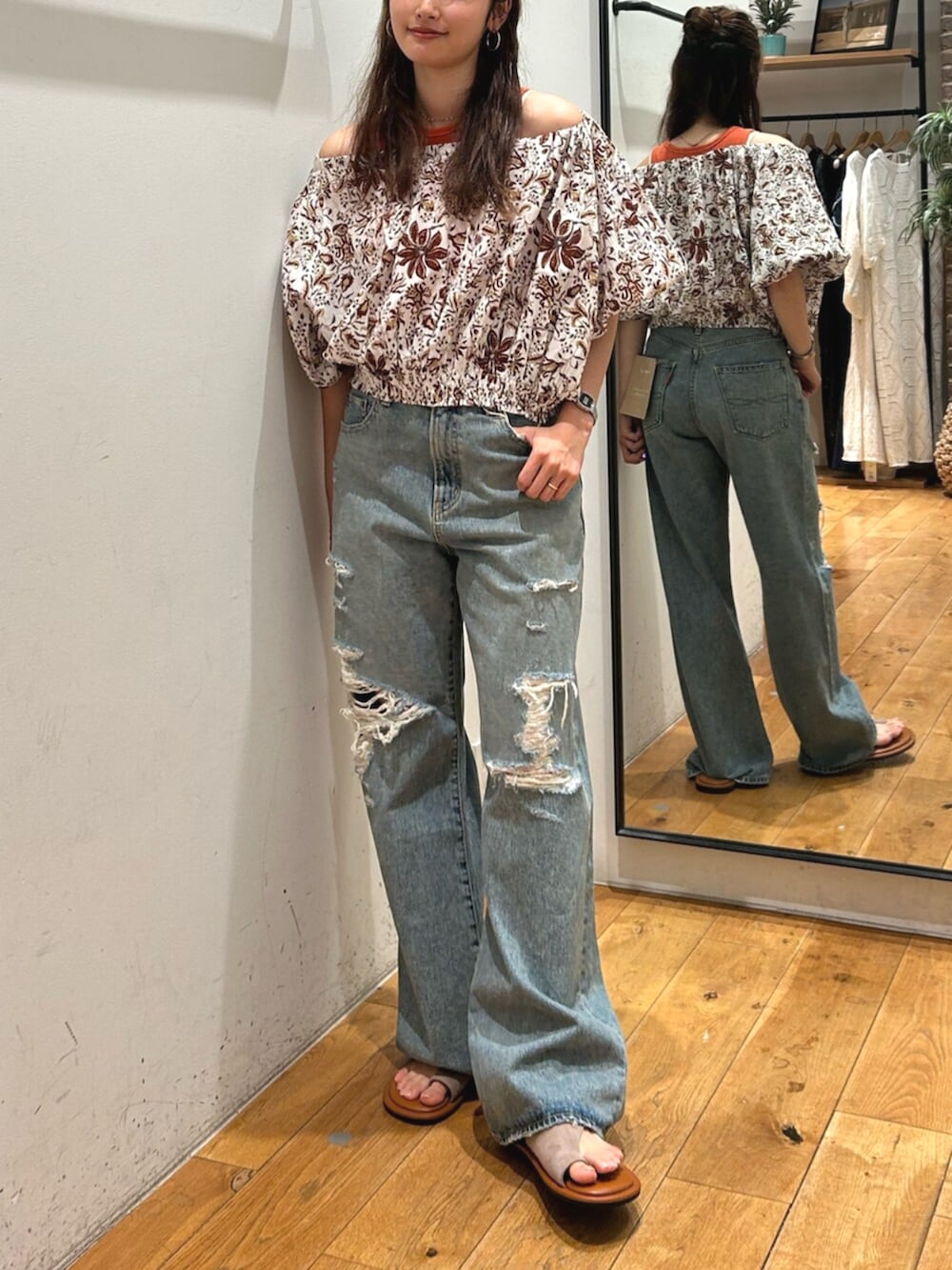 ブルー系のデニムパンツ、ブラウン系のその他シューズ、ホワイト系のシャツ/ブラウスを着用したレディースの夏コーディネートの4枚目の写真