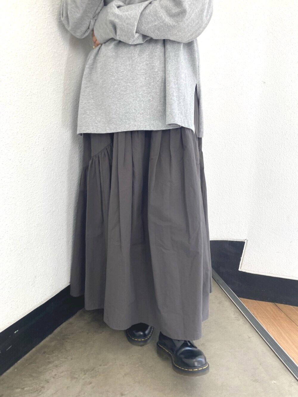 グレー系のTシャツ/カットソー、グレー系のスカートを着用したレディースの春コーディネートの5枚目の写真