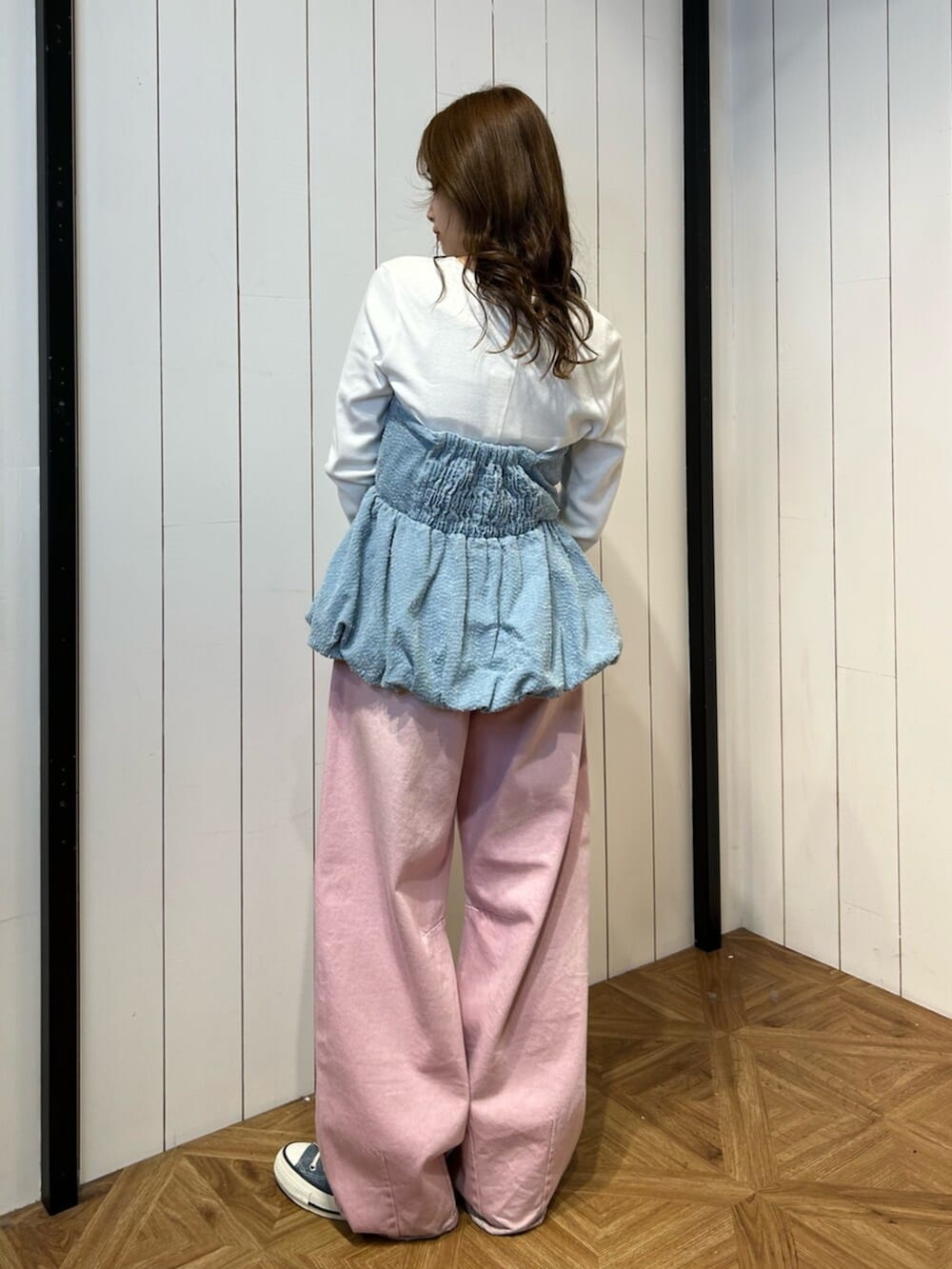 ブルー系のスニーカー、ホワイト系のTシャツ/カットソー、ピンク系のデニムパンツを着用したレディースの春コーディネートの3枚目の写真