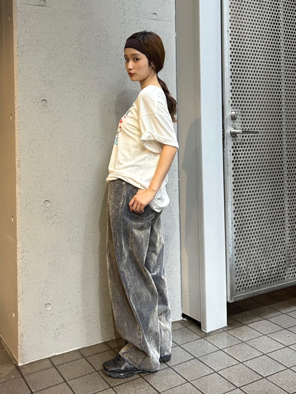 ホワイト系のTシャツ/カットソー、ベージュ系のデニムパンツを着用したレディースの夏コーディネートの6枚目の写真