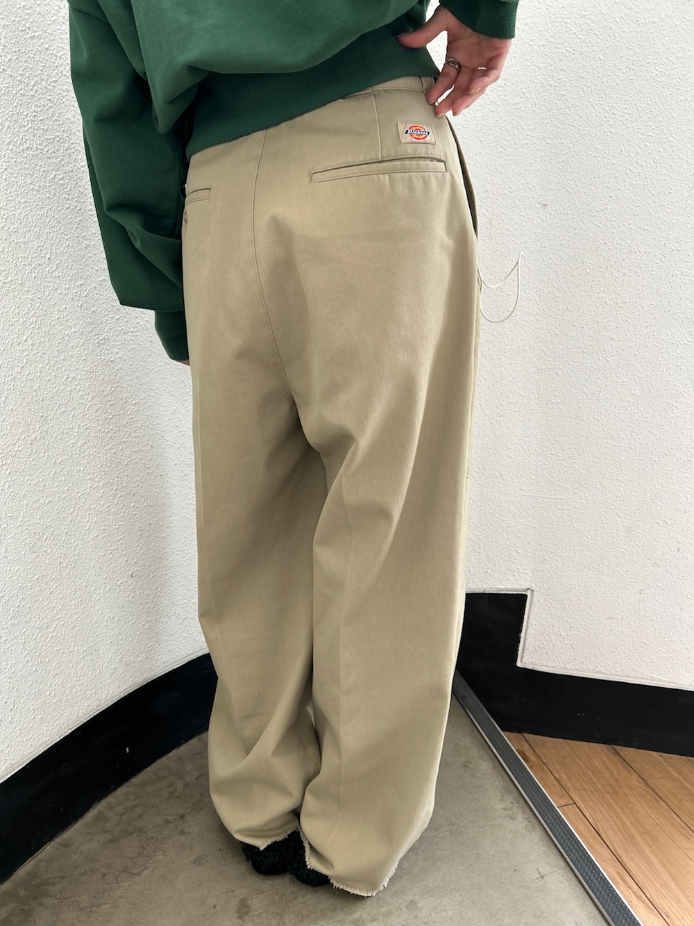 グリーン系のスウェット、ベージュ系のその他パンツ、ブラック系のスリッポンを着用したレディースの秋コーディネートの8枚目の写真