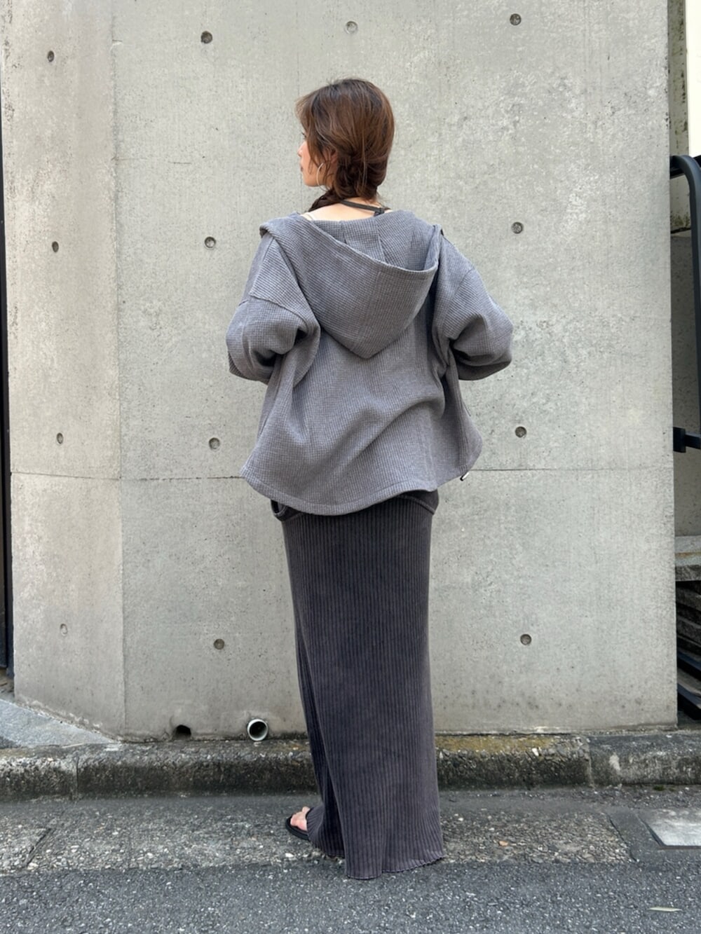 グレー系のニット/セーター、グレー系のパーカーを着用したレディースの夏コーディネートの4枚目の写真
