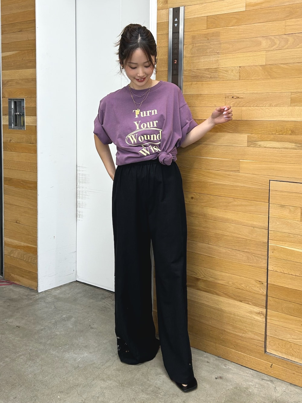 パープル系のTシャツ/カットソー、ブラック系のその他パンツ、ブラック系のサンダルを着用したレディースの春コーディネートの2枚目の写真