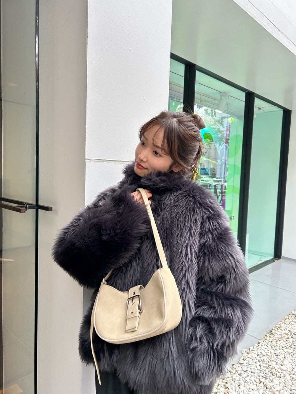 グレー系のダウンジャケット/コート、グレー系のその他パンツ、ブラック系のスリッポンを着用したレディースの秋コーディネートの4枚目の写真