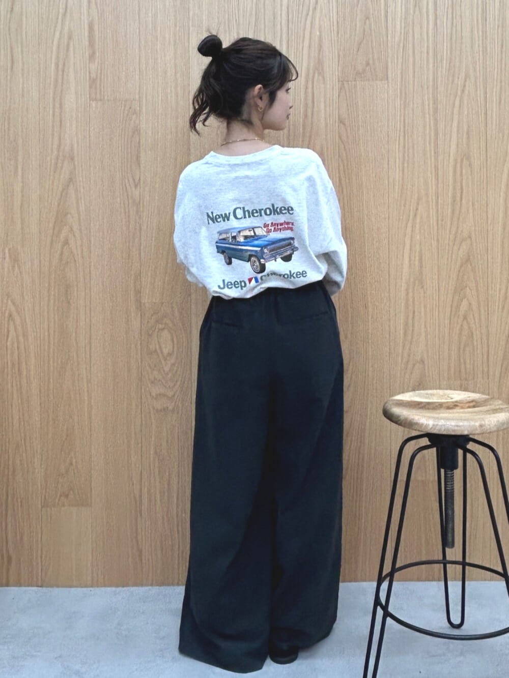 ブラック系のスリッポン、グレー系のその他パンツ、グレー系のTシャツ/カットソーを着用したレディースの秋コーディネートの3枚目の写真
