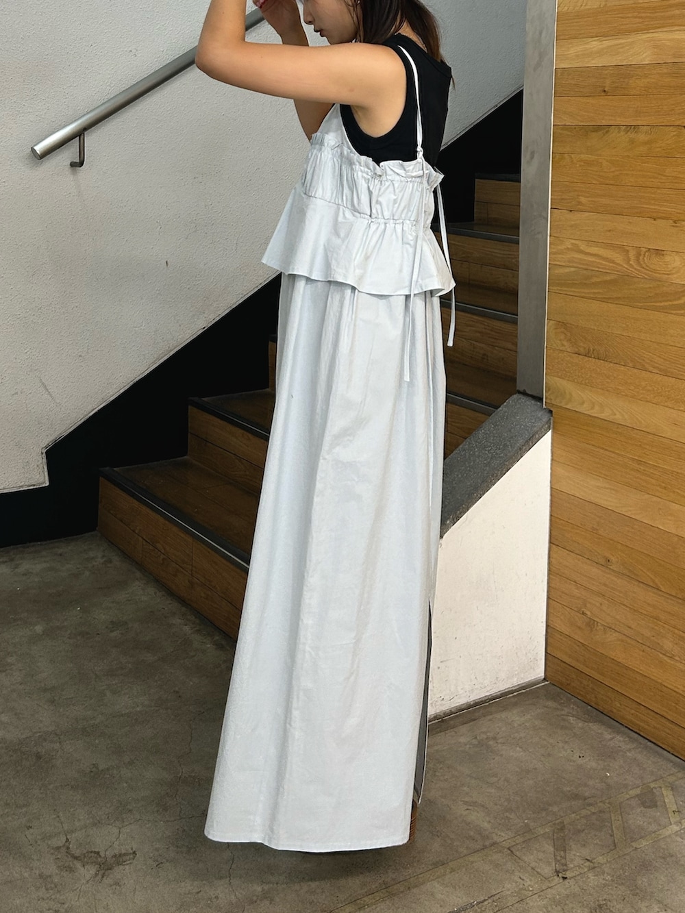 ブルー系のワンピース、ブラック系のサンダル、ブラック系のタンクトップを着用したレディースの夏コーディネートの7枚目の写真