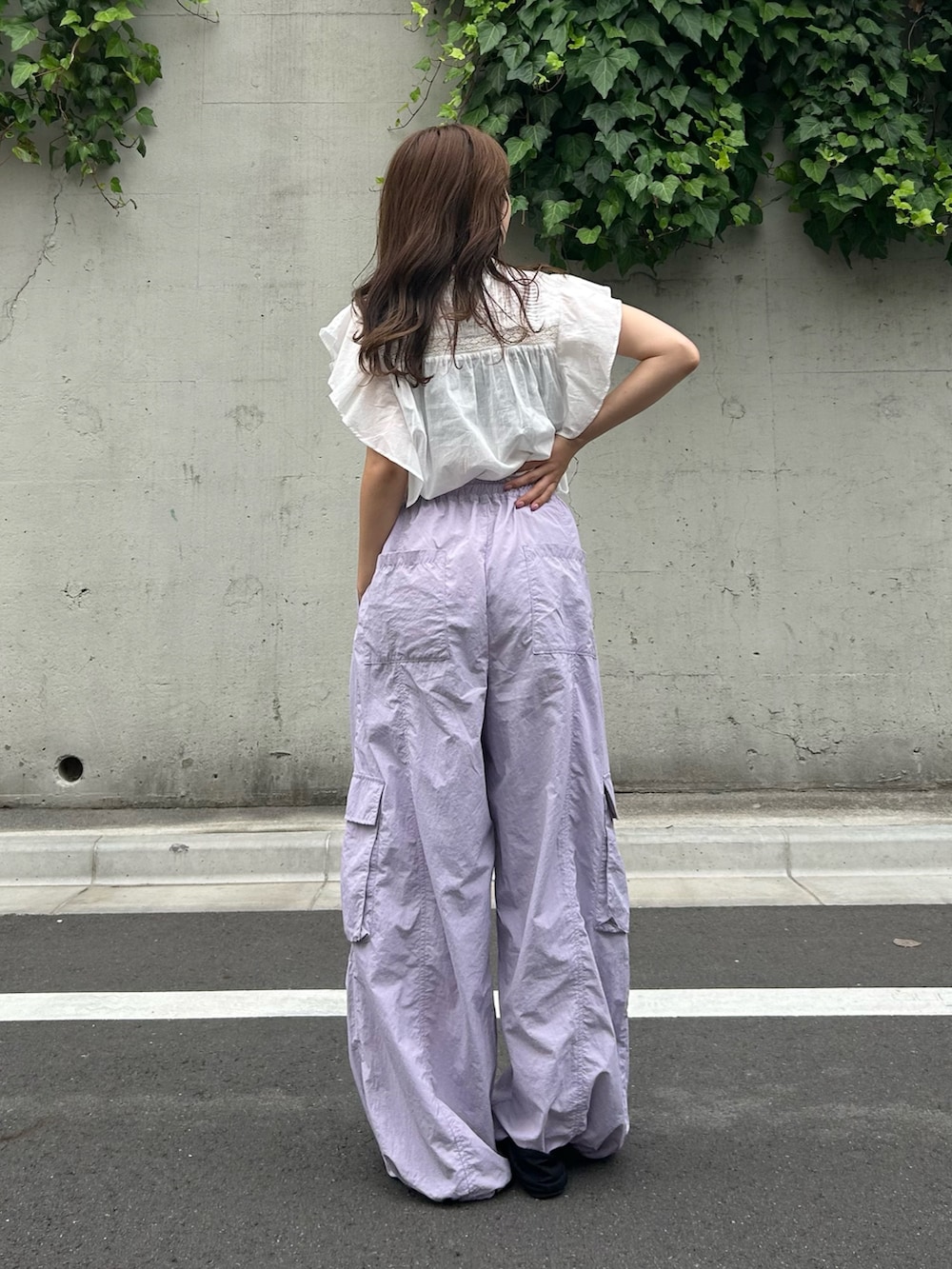 ホワイト系のシャツ/ブラウス、パープル系のその他パンツ、ブラック系のパンプスを着用したレディースの夏コーディネートの3枚目の写真