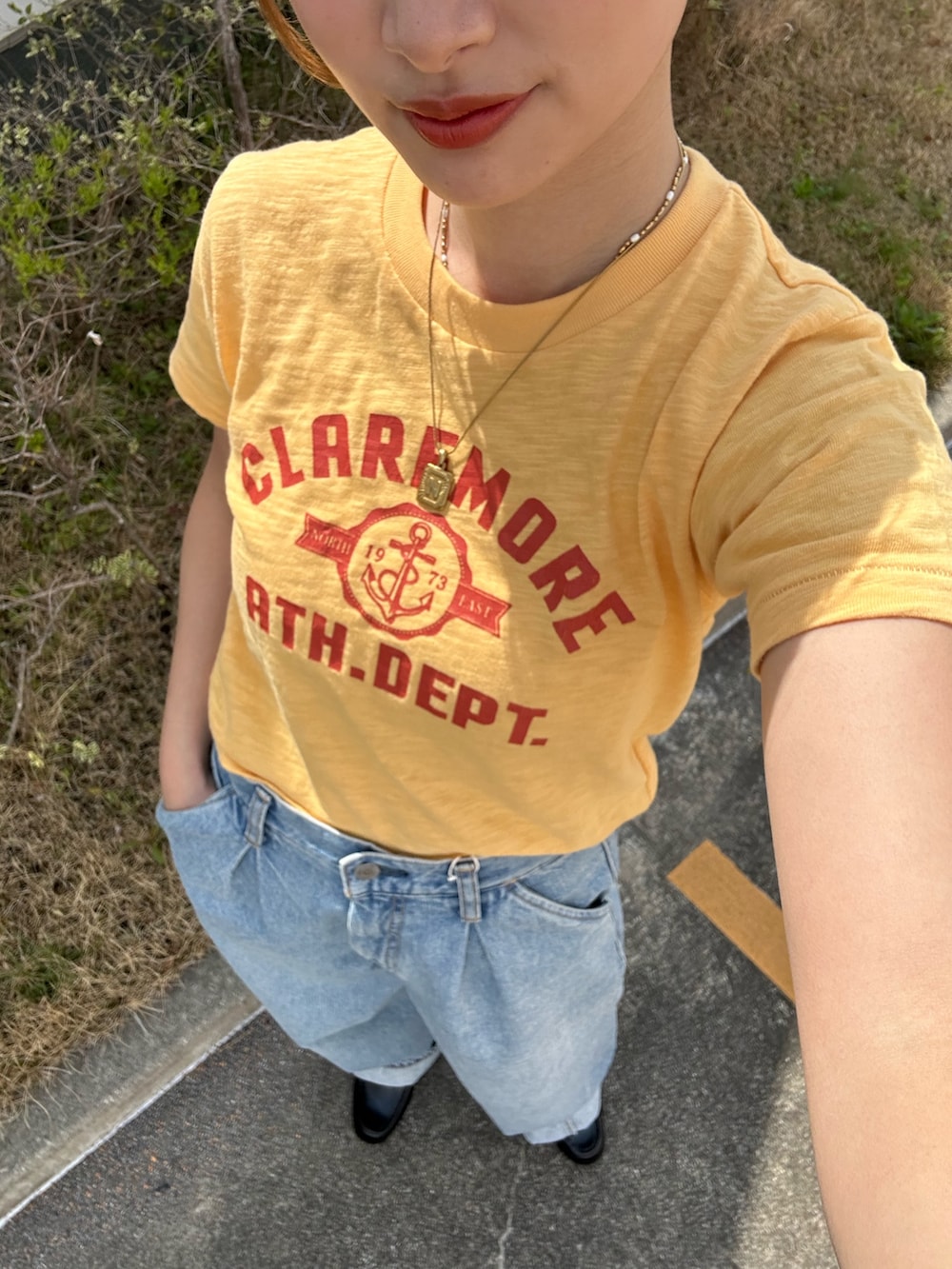 イエロー系のTシャツ/カットソー、ブルー系のデニムパンツを着用したレディースの春コーディネートの5枚目の写真