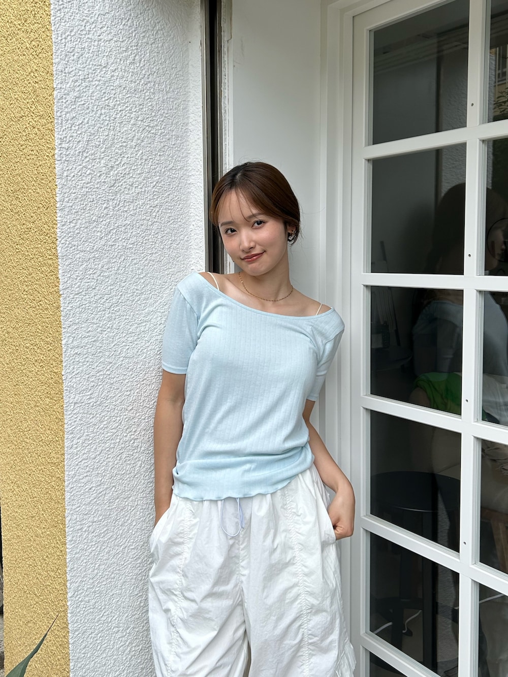 ホワイト系のその他パンツ、シルバー系のサンダルを着用したレディースの夏コーディネートの6枚目の写真