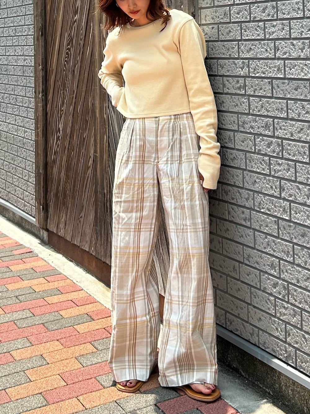 ベージュ系のその他パンツ、イエロー系のTシャツ/カットソー、シルバー系のサンダルを着用したレディースの夏コーディネートの5枚目の写真