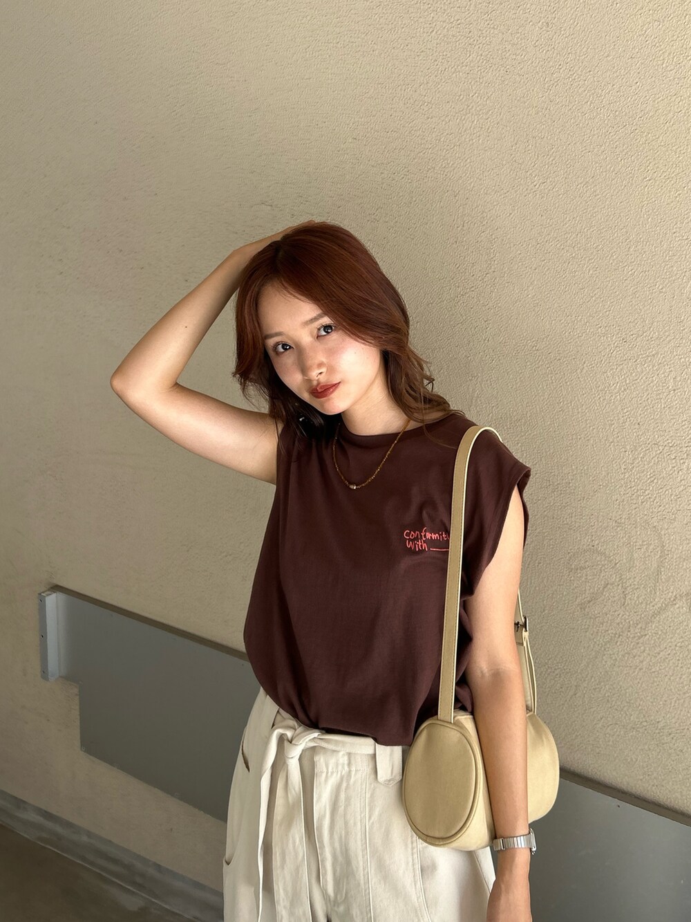 ホワイト系のその他パンツ、ブラック系のサンダル、ブラウン系のタンクトップを着用したレディースの夏コーディネートの7枚目の写真