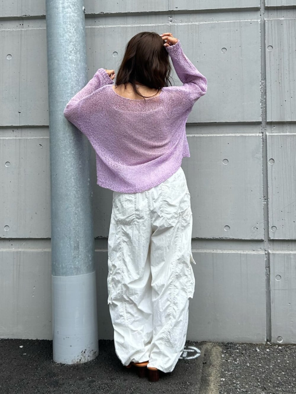 その他のサンダル、ホワイト系のその他パンツ、パープル系のニット/セーターを着用したレディースの夏コーディネートの4枚目の写真