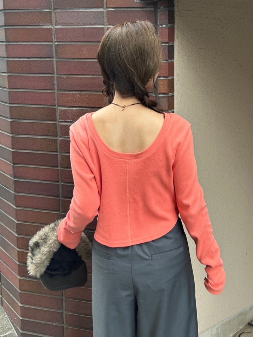 グレー系のその他パンツ、ブラック系のパンプス、ピンク系のTシャツ/カットソーを着用したレディースの秋コーディネートの6枚目の写真