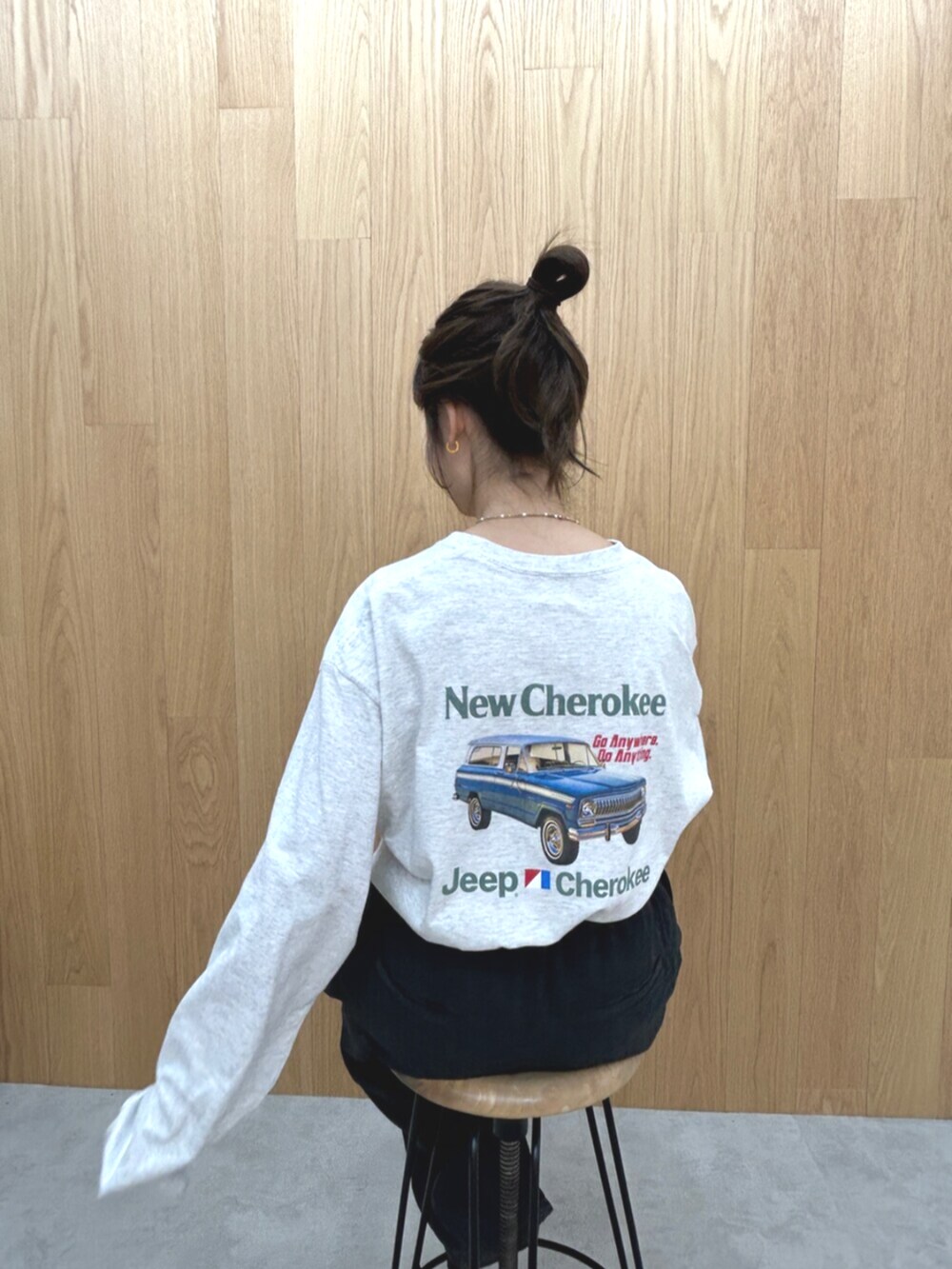 ブラック系のスリッポン、グレー系のその他パンツ、グレー系のTシャツ/カットソーを着用したレディースの秋コーディネートの6枚目の写真