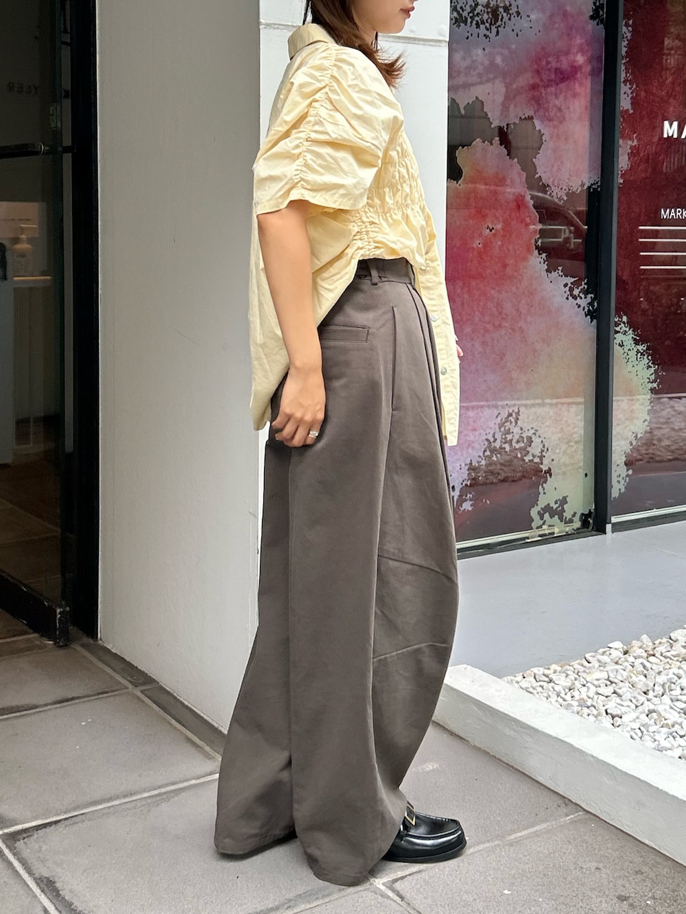 イエロー系のシャツ/ブラウス、グレー系のチノパンツを着用したレディースの夏コーディネートの5枚目の写真