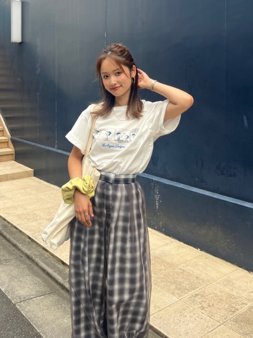 その他のその他パンツ、ホワイト系のTシャツ/カットソー、ホワイト系のトートバッグを着用したレディースの夏コーディネートの4枚目の写真