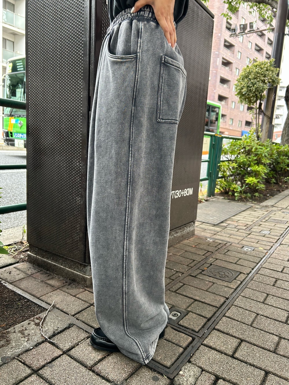 グレー系のタンクトップ、グレー系のスウェットパンツを着用したレディースの夏コーディネートの8枚目の写真