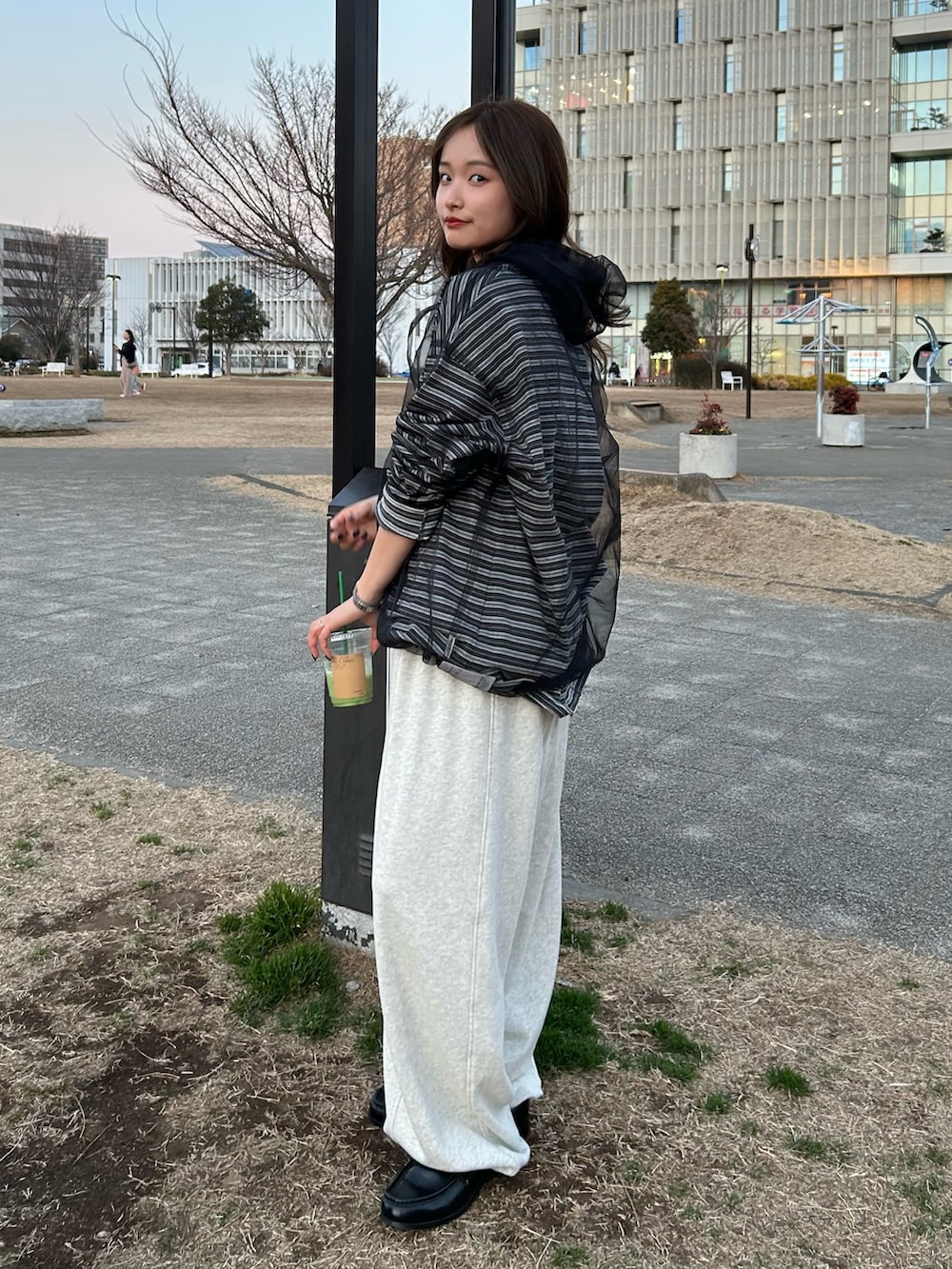 ホワイト系のスウェットパンツ、ブラック系のその他トップス、グレー系のTシャツ/カットソーを着用したレディースの冬コーディネートの2枚目の写真