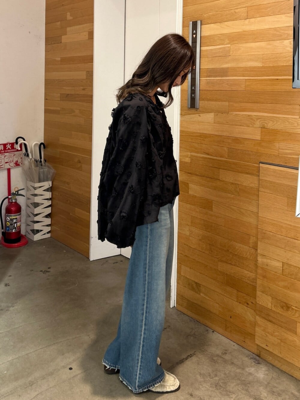 ブルー系のデニムパンツ、ブラック系のシャツ/ブラウス、ベージュ系のローファーを着用したレディースの秋コーディネートの3枚目の写真