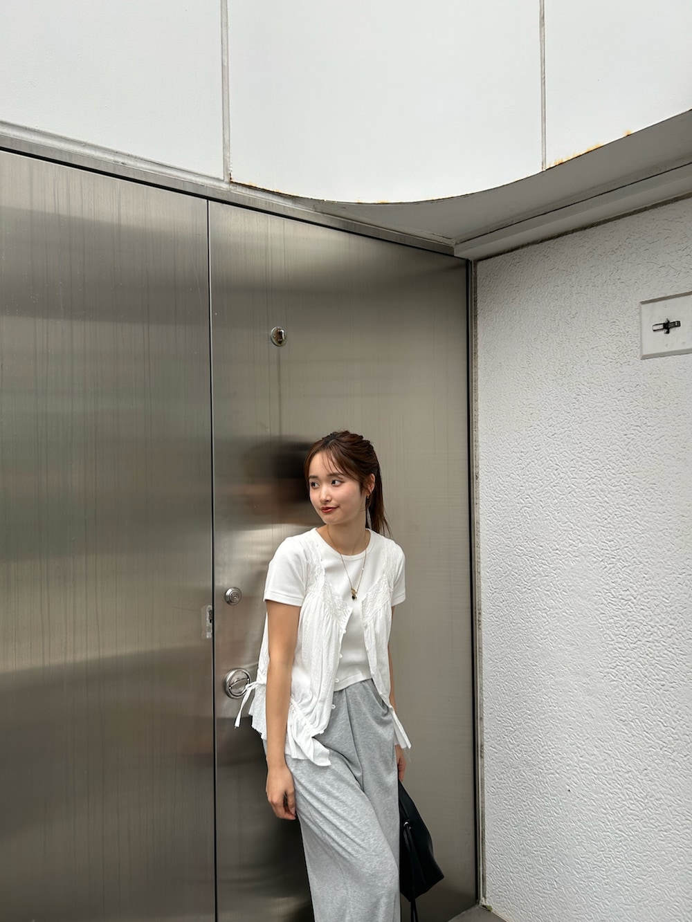 ホワイト系のTシャツ/カットソー、ホワイト系のシャツ/ブラウス、グレー系のその他パンツを着用したレディースの春コーディネートの6枚目の写真