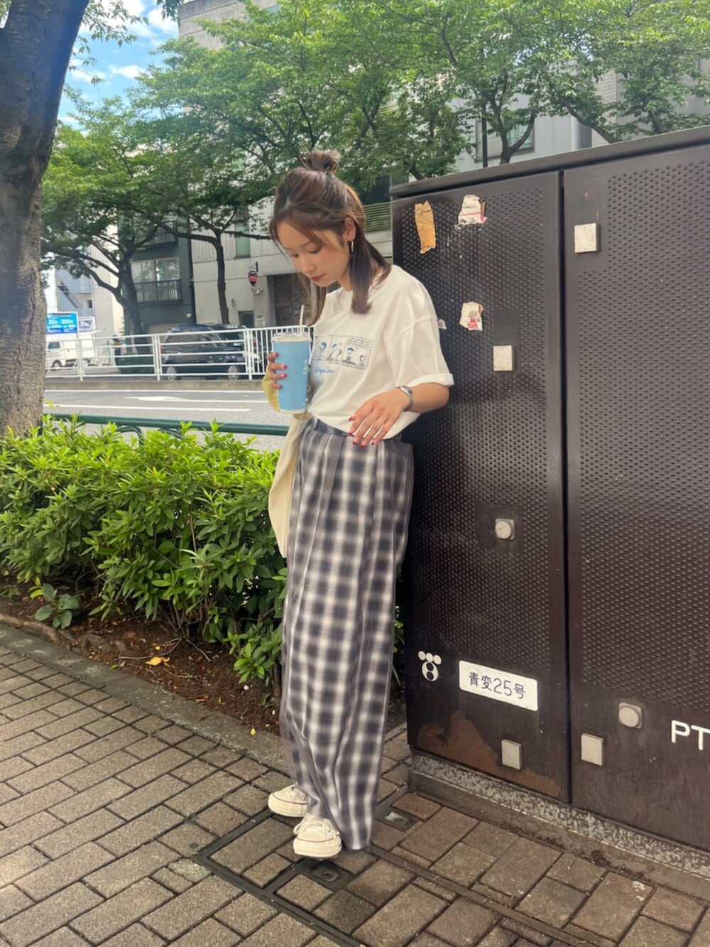 その他のその他パンツ、ホワイト系のTシャツ/カットソー、ホワイト系のトートバッグを着用したレディースの夏コーディネートの6枚目の写真