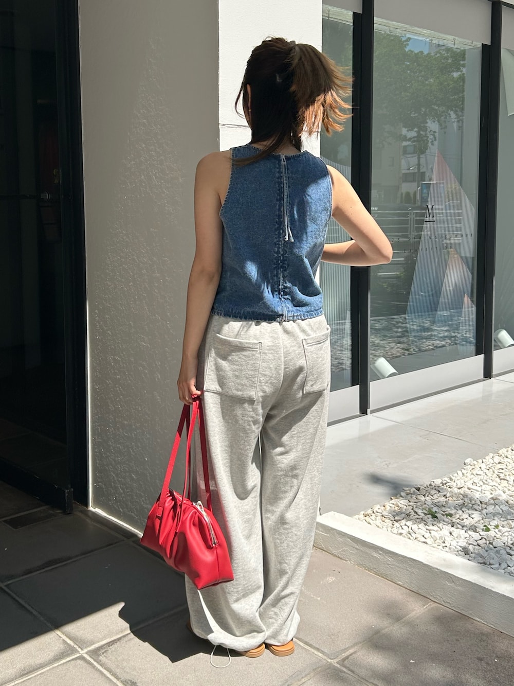 ブルー系のシャツ/ブラウス、グレー系のスウェットパンツ、シルバー系のサンダルを着用したレディースの春コーディネートの4枚目の写真