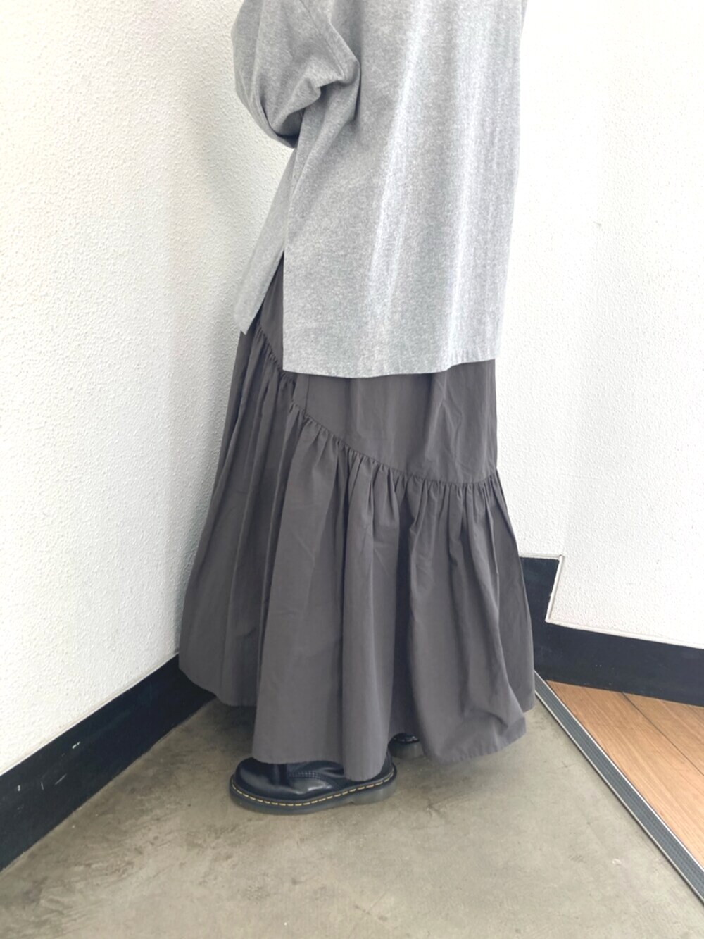 グレー系のTシャツ/カットソー、グレー系のスカートを着用したレディースの春コーディネートの6枚目の写真