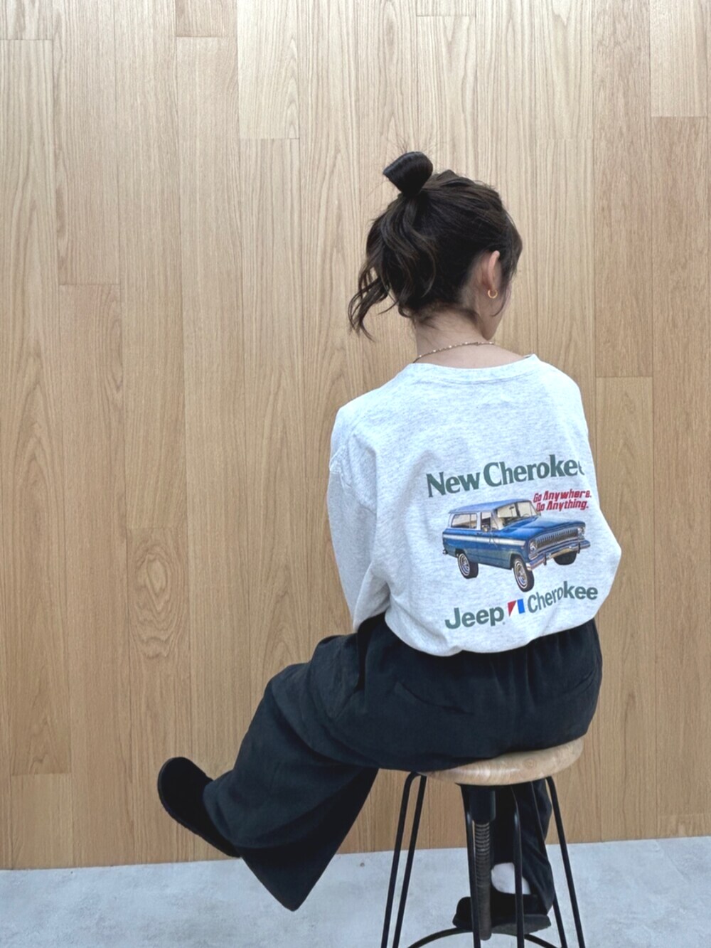 ブラック系のスリッポン、グレー系のその他パンツ、グレー系のTシャツ/カットソーを着用したレディースの秋コーディネートの5枚目の写真