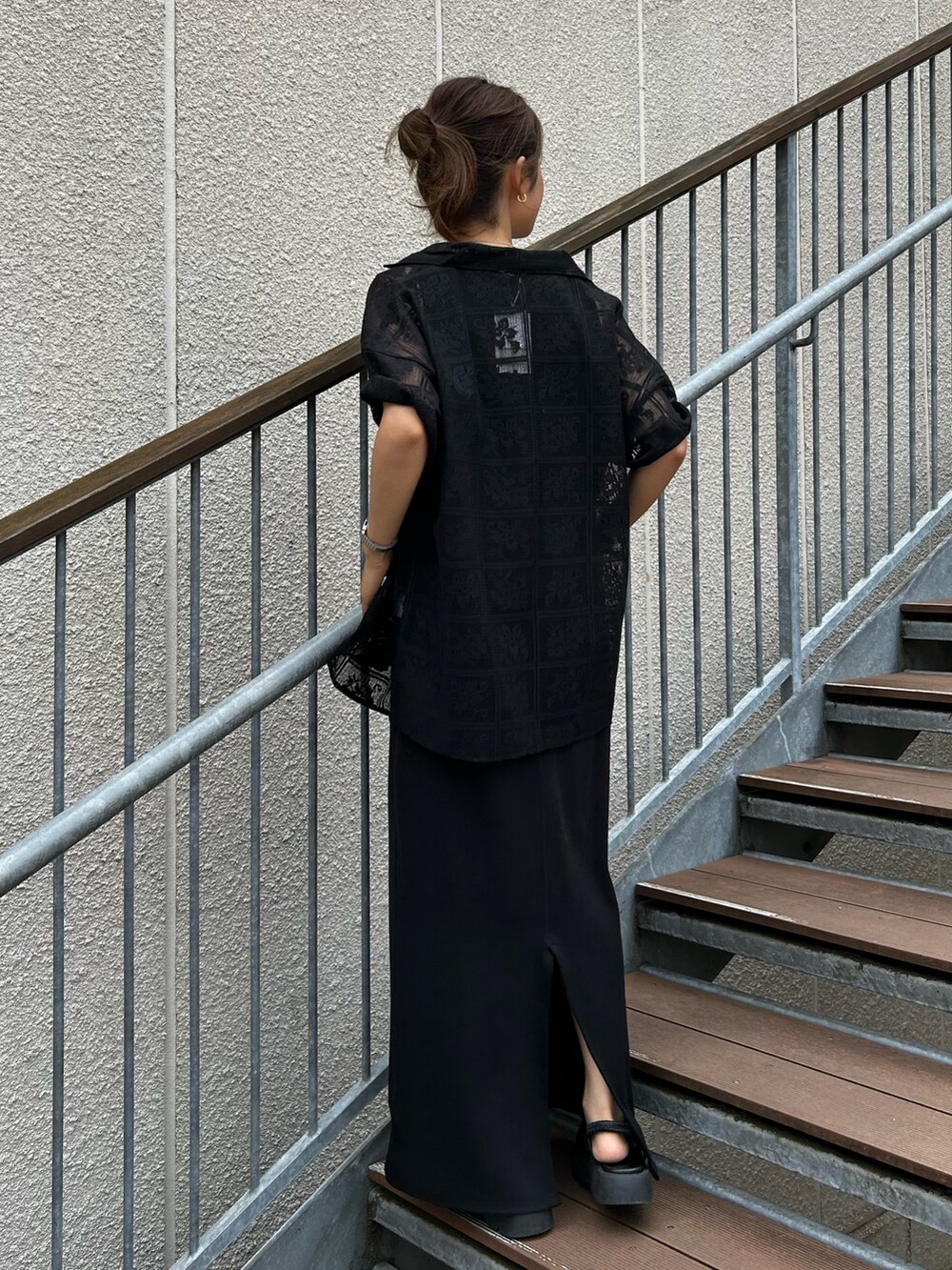 ブラック系のワンピース、ブラック系のシャツ/ブラウスを着用したレディースの夏コーディネートの4枚目の写真