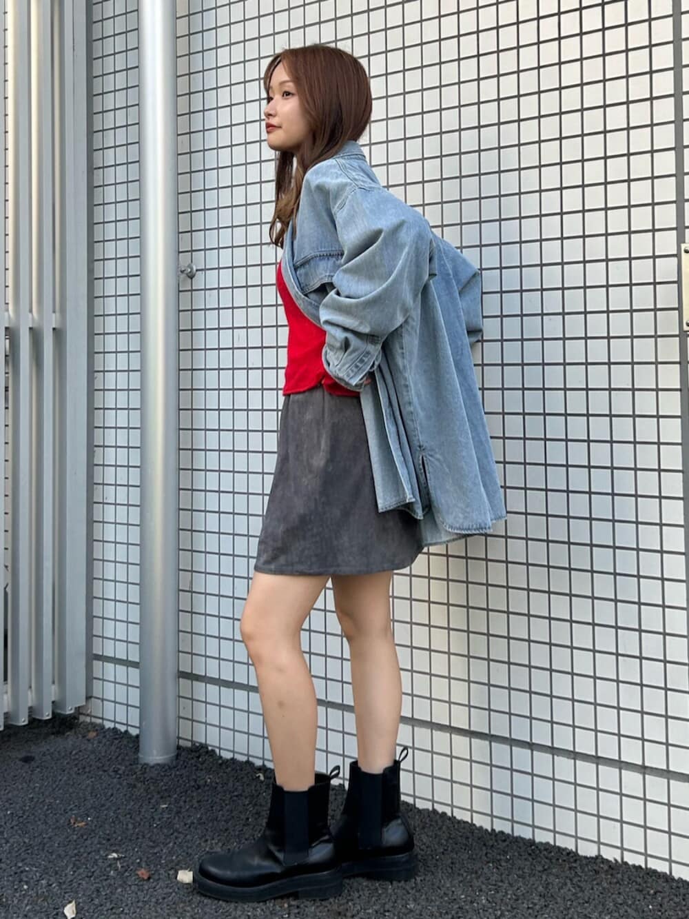 ブルー系のシャツ/ブラウス、レッド系のニット/セーター、グレー系のスカートを着用したレディースの秋コーディネートの3枚目の写真