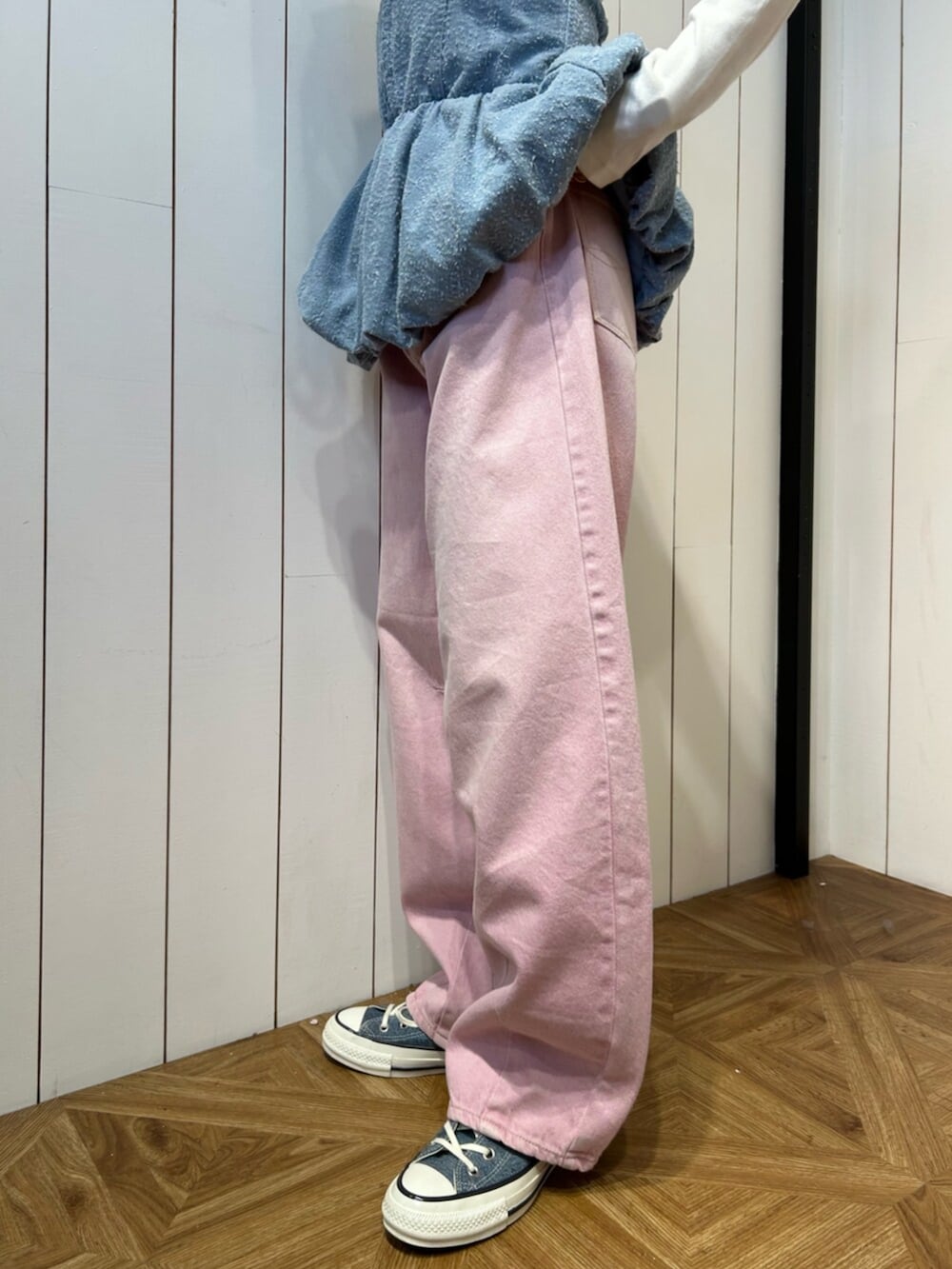 ブルー系のスニーカー、ホワイト系のTシャツ/カットソー、ピンク系のデニムパンツを着用したレディースの春コーディネートの6枚目の写真