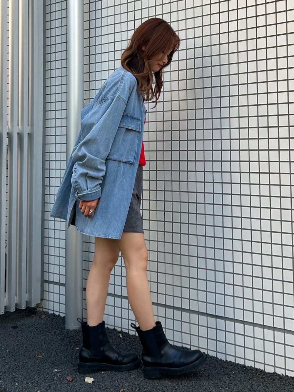 ブルー系のシャツ/ブラウス、レッド系のニット/セーター、グレー系のスカートを着用したレディースの秋コーディネートの5枚目の写真