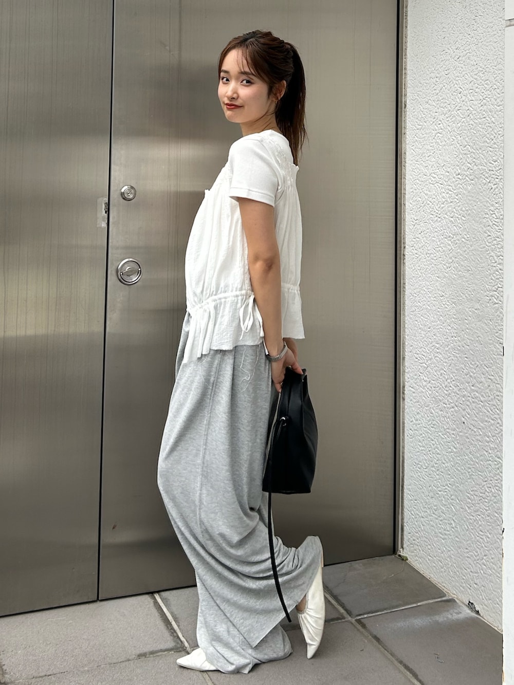 ホワイト系のTシャツ/カットソー、ホワイト系のシャツ/ブラウス、グレー系のその他パンツを着用したレディースの春コーディネートの4枚目の写真